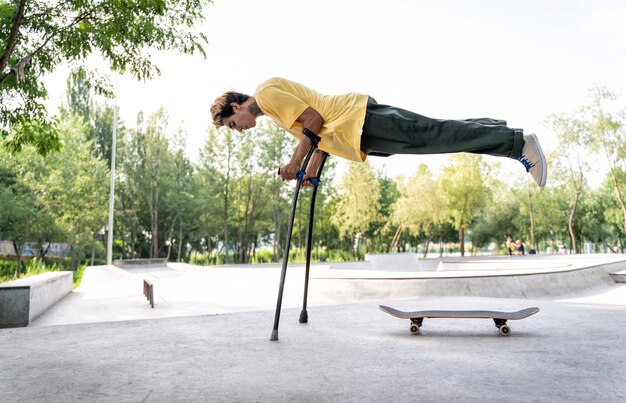 Amputierter Skater, der Zeit im Skatepark verbringt. Konzept über Behinderung und Sport