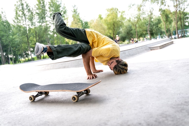 Amputierter Skater, der Zeit im Skatepark verbringt. Konzept über Behinderung und Sport