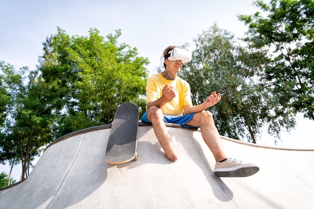 Amputierter Skater, der Zeit im Skatepark verbringt. Konzept über Behinderung und Sport