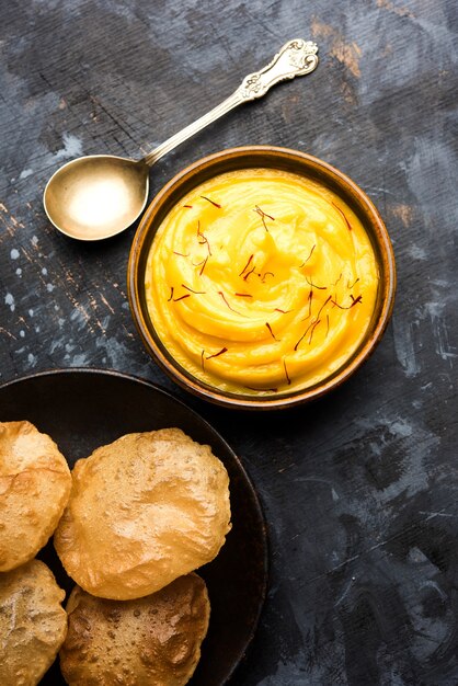 Amrakhand O Mango Shrikhand con puri o Poori