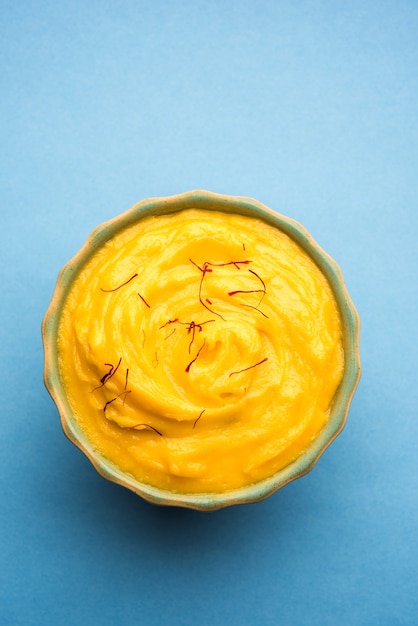 Amrakhand OR Mango Shrikhand oder Srikhand ist ein beliebtes indisches Dessert, das mit Safran-Toppings in einer Schüssel serviert wird