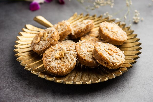 Foto amrit peda o amrut pedha o pera es un dulce indio hecho de leche y azúcar con cubierta de coco