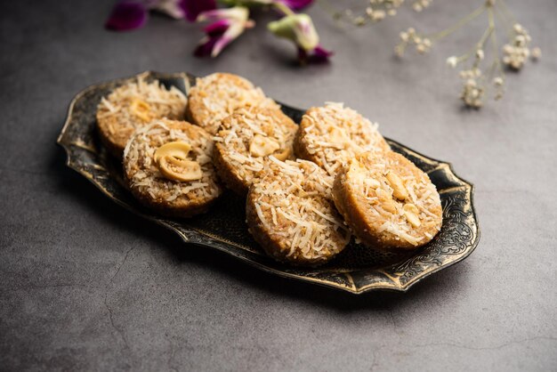 Foto amrit peda o amrut pedha o pera es un dulce indio hecho de leche y azúcar con cubierta de coco