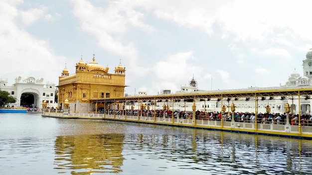 Amritsar Punjab Índia 29 de novembro de 2019 Dukh Bhanjani Beri no Sri Harmandir Sahib local de peregrinação mais importante do Sikhismo que abriga o Templo Dourado Holly Sarovar e Darbar Sahib