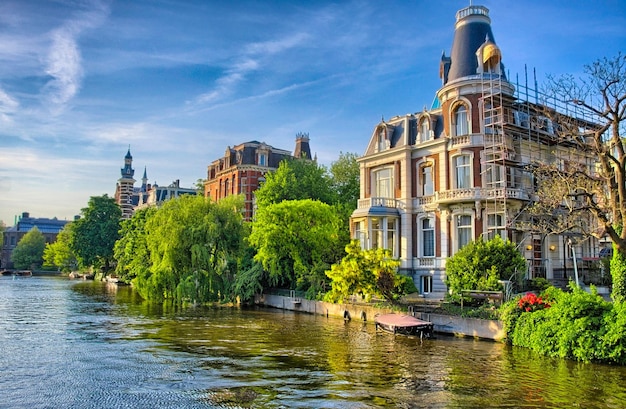 Amstel-Fluss mit schönen Häusern in Amsterdam Holland Nether