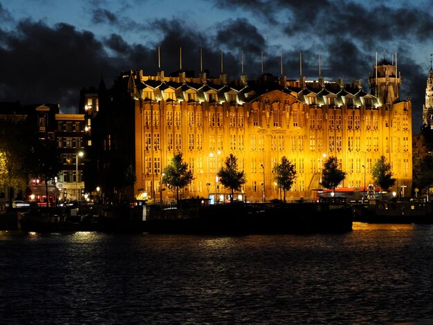 Amsterdã à noite paisagem urbana a partir de canais Holanda