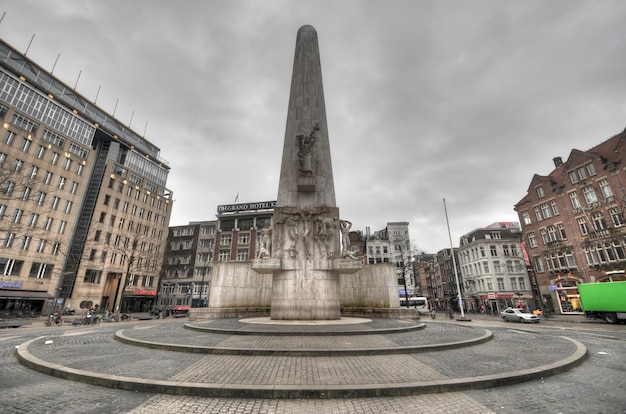 Foto amsterdã holanda 24 de fevereiro de 2012 monumento nacional da segunda guerra mundial na praça dam uma cerimônia nacional de lembrança dos mortos é realizada no monumento todos os anos para comemorar as vítimas