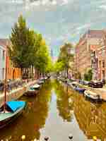 Foto amsterdã holanda canal da cidade velha com barcos e casas