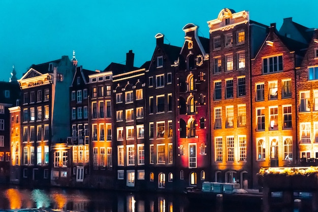 Amsterdã Holanda Europa Casas estreitas e canais tradicionais em Amsterdã na noite de outono