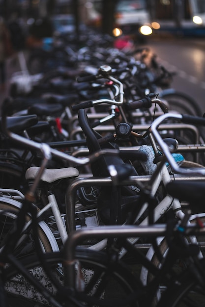 Amsterdã Holanda Janeiro de 2020 Uma bicicleta está estacionada em uma rua da cidade perto do rio