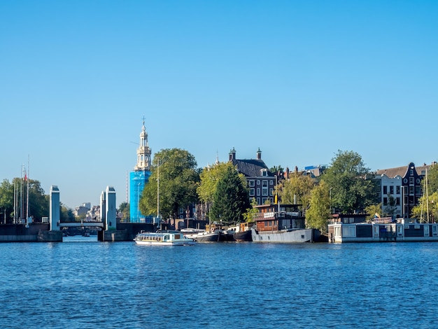 AMSTERDAM - 2 DE OCTUBRE: Edificios de diseño arquitectónico alrededor del muelle cerca de la estación de tren en Ámsterdam, Países Bajos, el 2 de octubre de 2015.