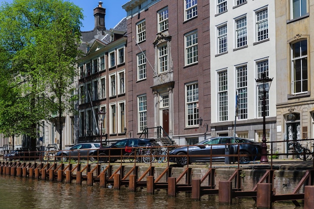 Amsterdam Holanda Europa tradicionales casas estrechas barcos y canales en Amsterdam