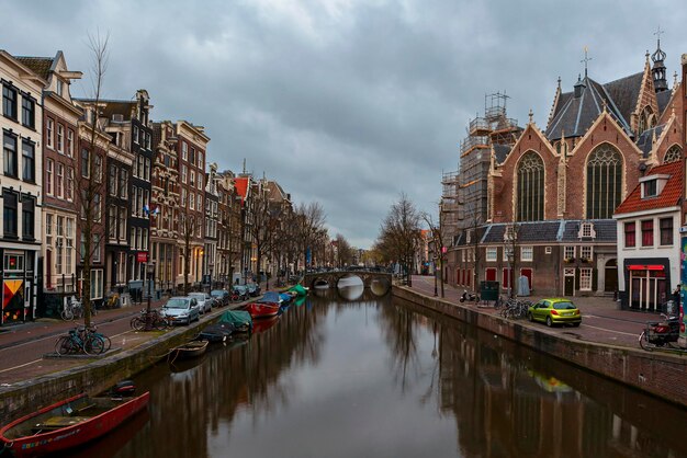 Amsterdam ist die Hauptstadt und größte Stadt der Niederlande