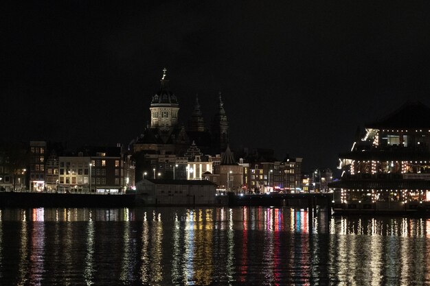 Amsterdam-Kanal bei Nachtansicht