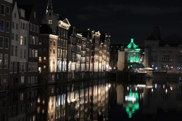 Amsterdam-Kanal bei Nachtansicht