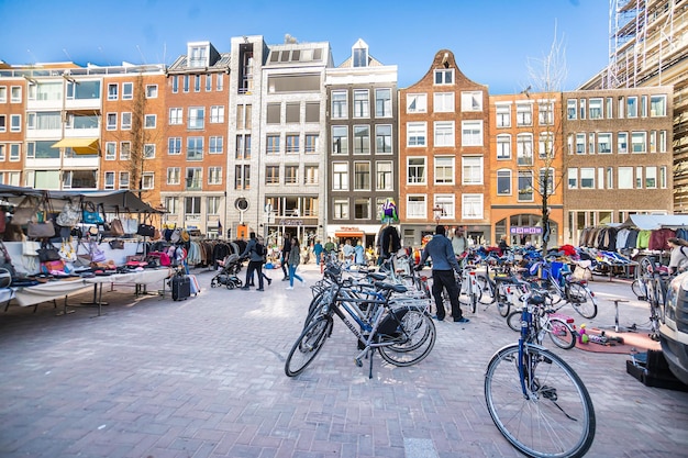 AMSTERDAM PAÍSES BAIXOS 29 de março de 2022 Arquitetura moderna na rua em Amsterdã Holanda