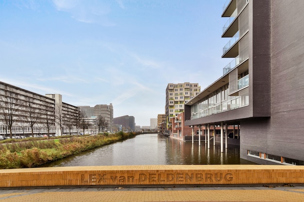 Amsterdam, Países Bajos - 10 de abril de 2020: zona residencial con edificios con excelente fachada junto al río