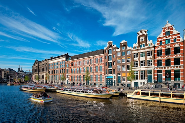 Amsterdamer Aussichtskanal mit Bootsbrücke und alten Häusern