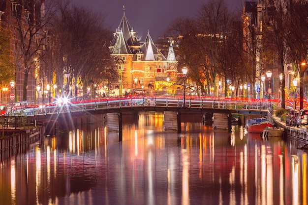 Amsterdamer Kanal Kloveniersburgwal und Nieuwmarkt