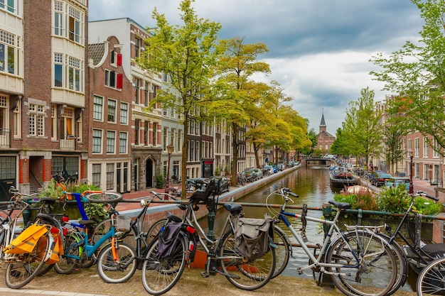 Amsterdamer Kanal und Brücke mit Fahrrädern Holland Niederlande