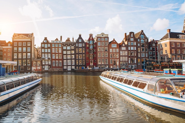 Amsterdamer Kanalkreuzfahrtschiff mit niederländischem Traditionshaus in Amsterdam Niederlande