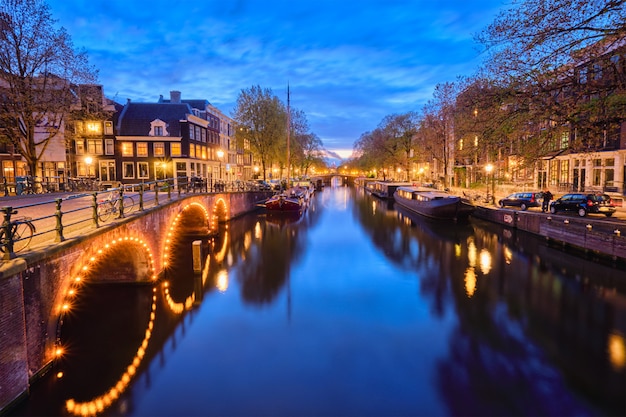 Amterdamer Kanal, Brücke und mittelalterliche Häuser am Abend