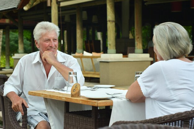 Amüsantes altes Ehepaar am Cafétisch