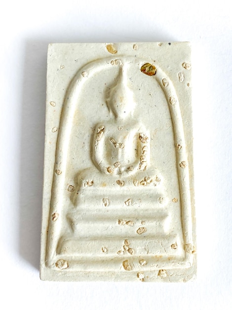 Amuleto velho tailandês do Buda no fundo branco