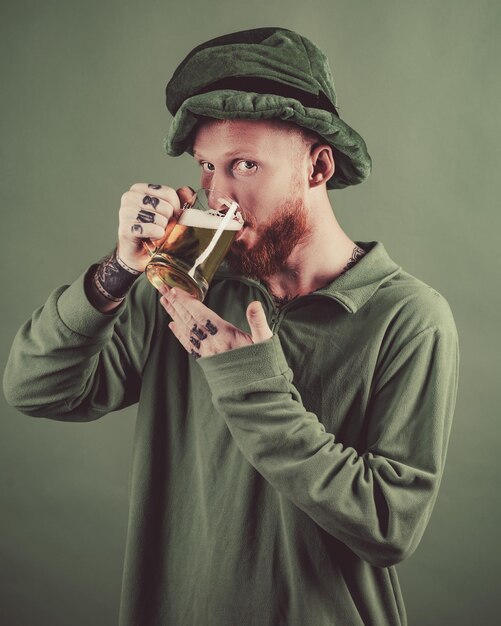 Amuletos de la suerte sobre fondo verde leprechauns hat hombre sobre fondo verde celebrar el día de San Patricio p