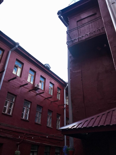 An den Ecken stehen rote Gebäude, ein gemütlicher Innenhof zum Verabreden und Verweilen in einem Café