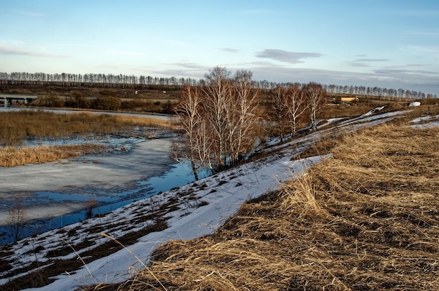 An den Ufern des Flusses im zeitigen Frühjahr