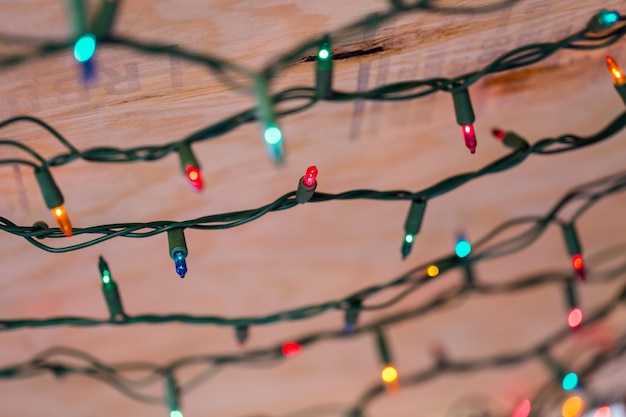 Foto an der decke hängen mehrfarbige weihnachtsbeleuchtung.