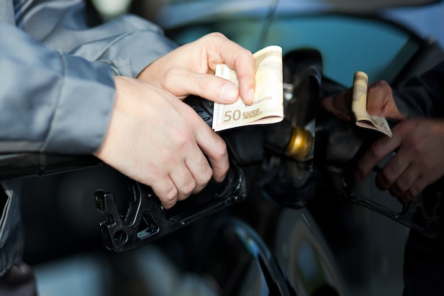 An der Tankstelle ein Auto betanken