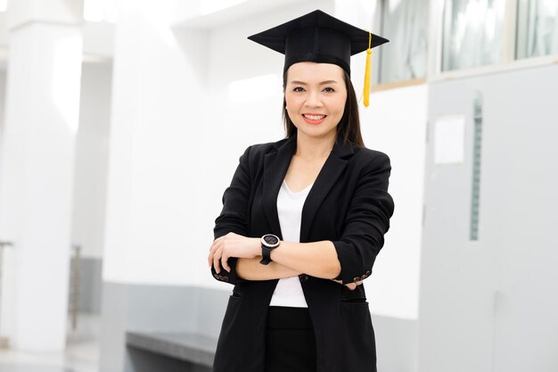 An der Universität sind Doktorandinnen mit gelben Quasten-Schwarz-Abschlusskappen.