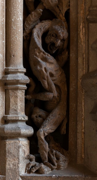 An der Wand einer Kirche ist ein Drachen geschnitzt.