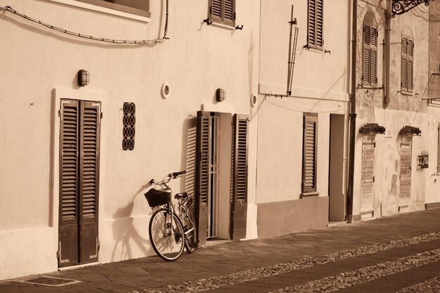 An der Wand gelehntes Fahrrad in Alghero Verarbeitet für Sepia-Effekt