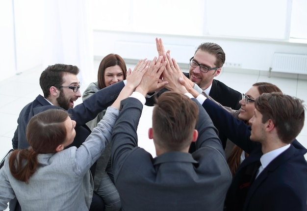 An einem runden Tisch sitzen und ihr Einheitsfoto mit Kopierraum zeigen