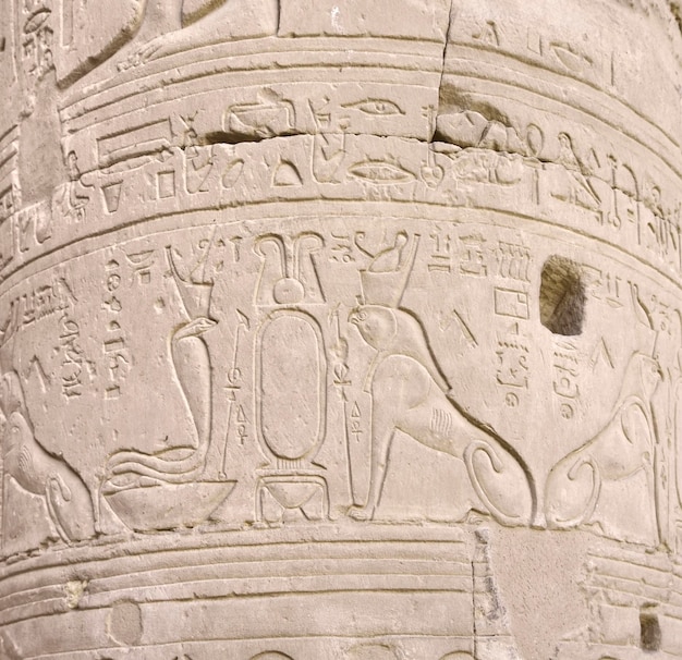 an einer Säule in ägyptischem Relief