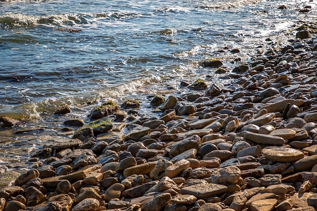 An einer Steinküste am Schwarzen Meer. Entspannende horizontale Aussicht