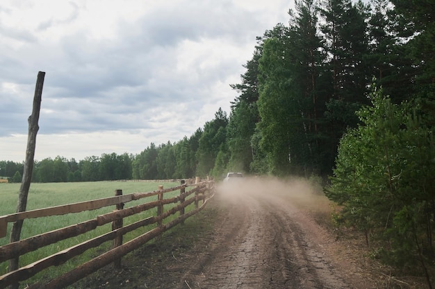 An regnerischen Tagen ist die Straße nass und schlammig im Hinterland