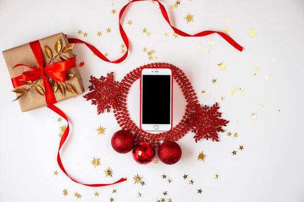 An Weihnachten ist rote Kulisse ein Smartphone