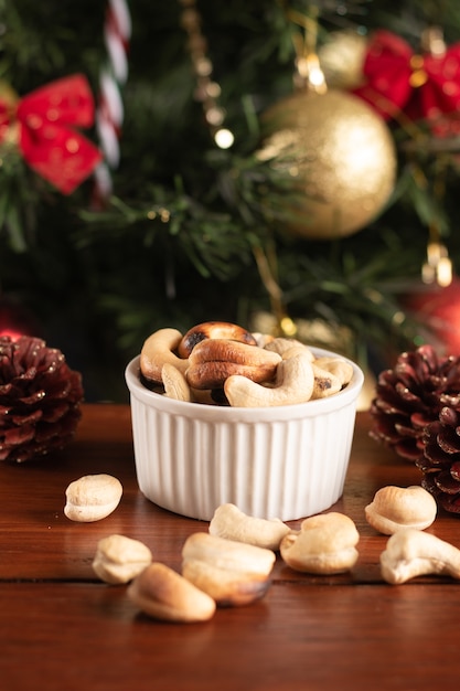 Anacardo en una olla sobre un fondo de Navidad