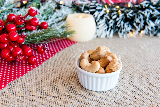 Anacardos en una mesa de Navidad