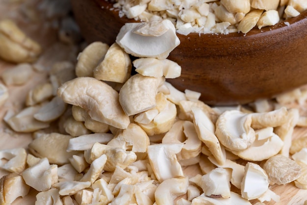 Anacardos tostados y pelados en la mesa deliciosos anacardos en una superficie de madera