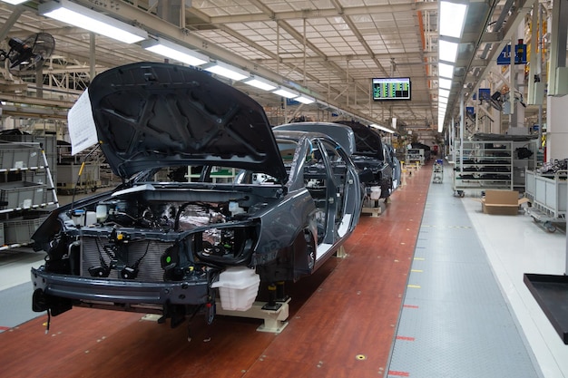 Añadir detalles a la carrocería Fabricación de equipos robóticos Montaje del coche Coche moderno Montaje en fábrica