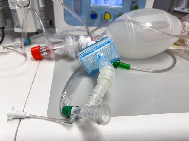 Anästhesiemaske und Laryngoskop stehen für kontrollierte Pflege und präzise Eingriffe in der Luft des Krankenhauses