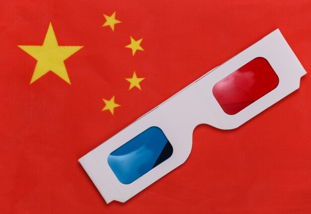 Anaglyph 3D-Brille auf der China-Flagge. Chinesisches Kino