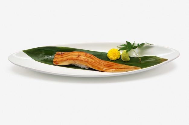 Anago sushi (sushi Unagi) en un plato blanco sobre fondo blanco