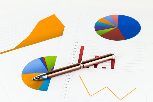 Analisando gráficos, cálculos, economia, finanças e conceito de economia