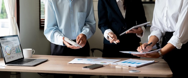 Análise de analista financeiro relatório financeiro de negócios no tablet digital durante a discussão na reunião da empresa mostrando os resultados de seu conceito de reunião de negócios de trabalho em equipe bem-sucedido marketing